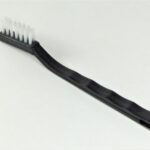 Monster Shine Detail Long Handled Plastic - szczotka z długą rękojęścią i sztywnym włosiem